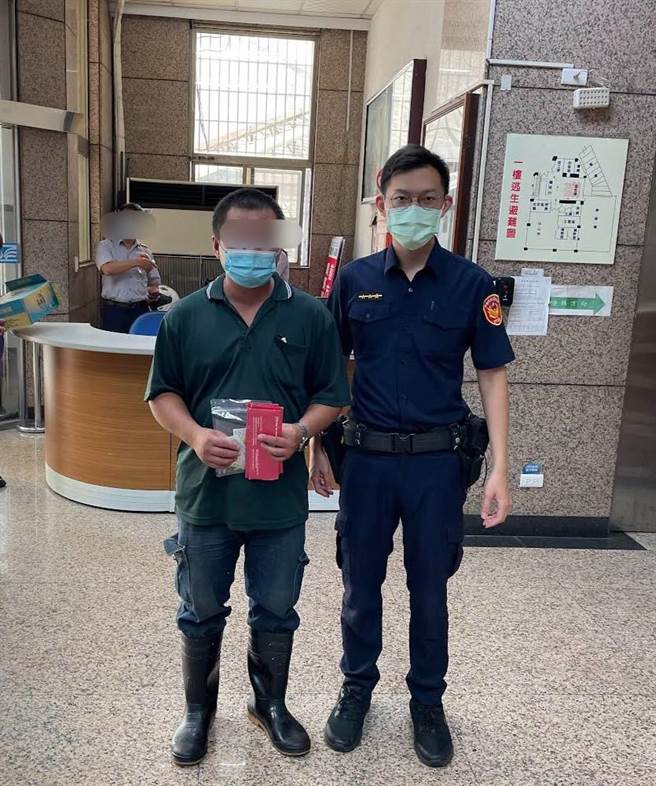 高市林姓魚販在市場搬貨時，遺失五倍券，被李姓老翁拾獲送交警方，警方以車追人通知林男領回。（翻攝照片／石秀華高雄傳真）