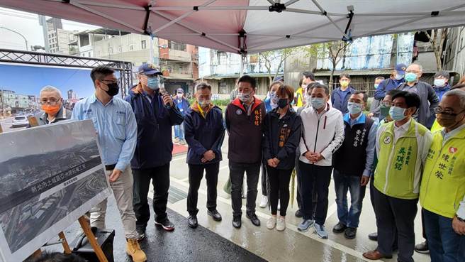 新北市土城区亚洲路因邻近土城工业区，又是往返土城、树林、台65线上下匝道的要道，过往常会严重塞车。为了改善交通壅塞问题，新北市新工处决议将亚洲路拓宽一个车道，并一併增设人行道，将城林路及员安路的人空间串联，亚洲路也在今日下午2时正式通车。（蔡雯如摄）