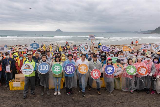 新北市环保局今在万里区翡翠湾海水浴场举办净滩活动。（新北市环保局提供）