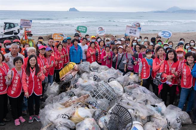 新北市环保局今在万里区翡翠湾海水浴场举办净滩活动。（新北市环保局提供）