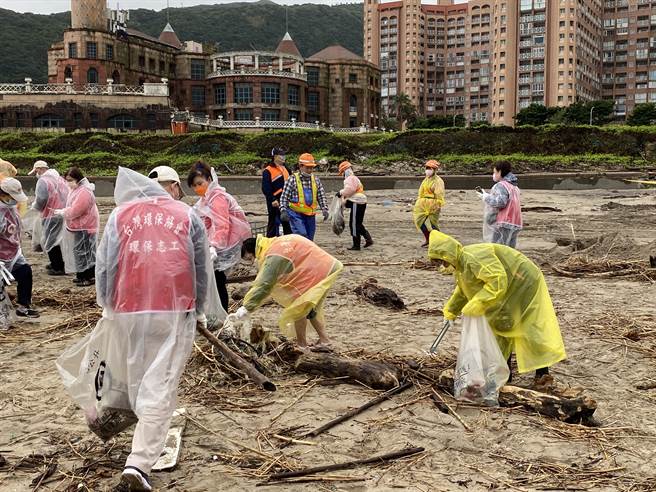 新北市环保局举办净滩活动共号召300人清理海滩废弃物。（新北市环保局提供）