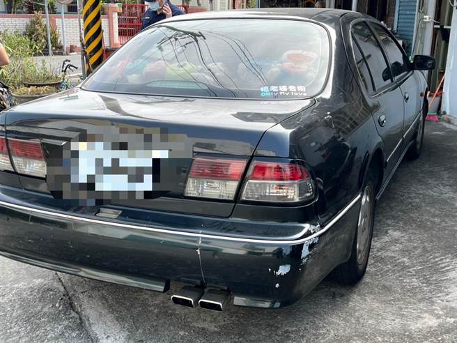 嫌犯将蒋男凌虐致死后，塞在黑车轿车后车厢载往彰化。（民眾提供／王文吉台中传真）