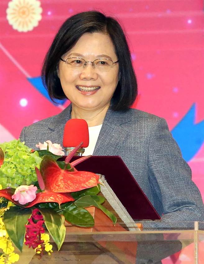 蔡英文总统（见图）30日出席台北科技大学110年校庆，致词时笑说，来参加校庆有校友的感觉，因为中学时期每天和哥哥一起上学，第一站就是北科大的前身「台北工专」，是熟悉的地方。（赵双杰摄）
