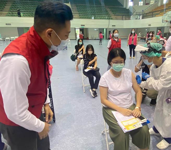 新竹市新冠疫苗自3月22日起施打，累计至30日，第1剂疫苗涵盖率已达84％，全国排名第2，仅次于嘉义市。（陈育贤摄）