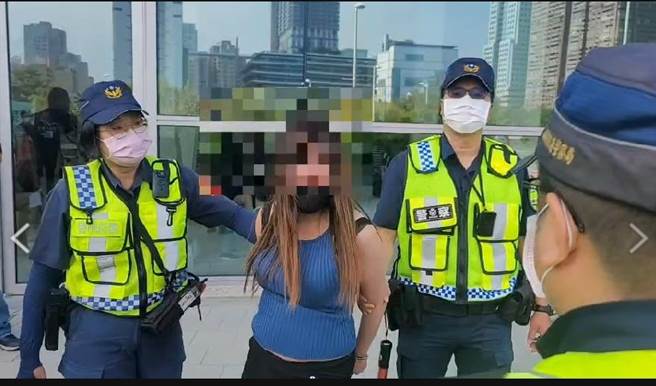 孙姓女子大闹高雄展览馆接种站，要求混打疫苗不成，咆哮辱警，被上铐移送法办。（翻摄照片／石秀华高雄传真）