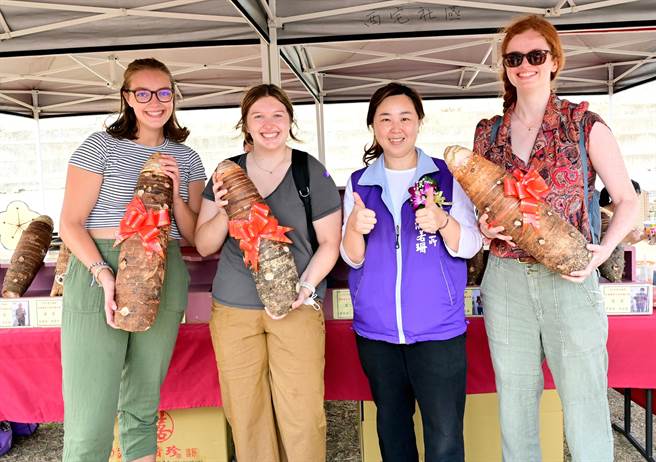金门〈烈屿乡芋头季〉今天登场，英语外师也开心与年度「芋头王」合影分享喜气。（烈屿乡公所提供）