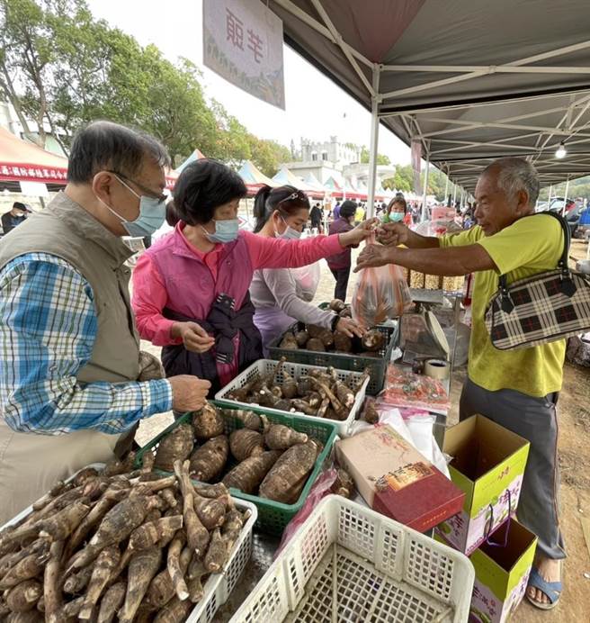 小金门芋头远近驰名，吸引民眾热烈採购。（烈屿乡公所提供）