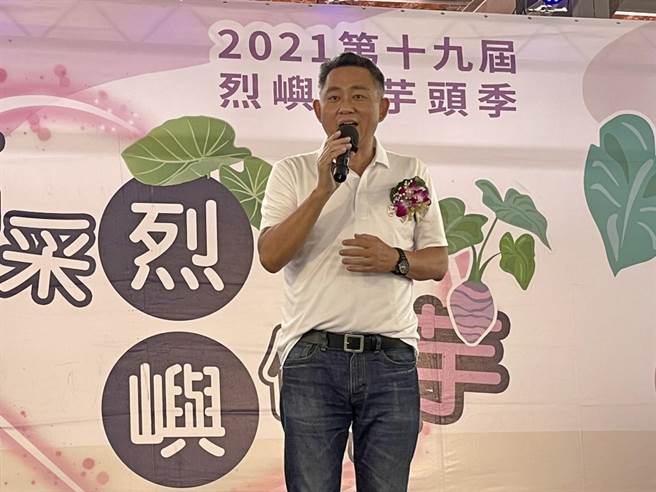 杨镇浯县长替小金门特产槟心芋头站台，欢迎大家一起来分享在地美食。（烈屿乡公所提供）
