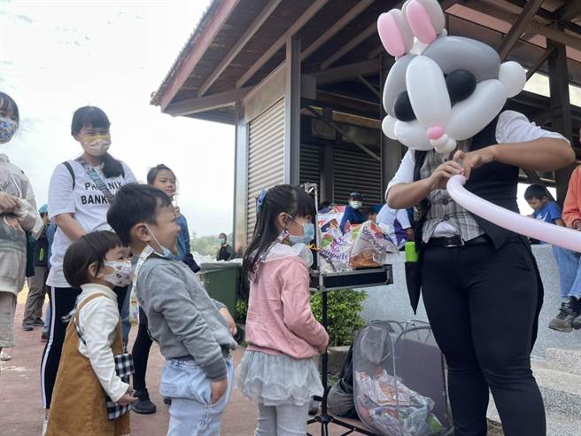 现场琳琅满目的摊位，让小朋友玩得好开心。（烈屿乡公所提供）