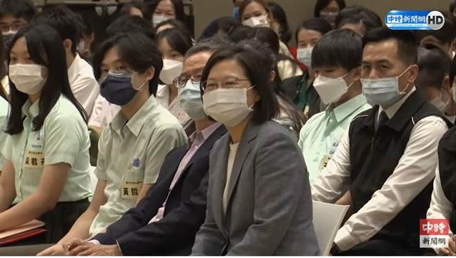總統蔡英文出席「總統與高中生論壇」。(取自中時新聞網直播)