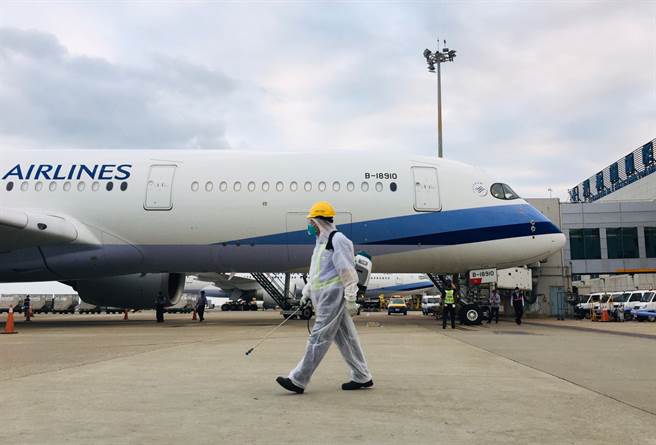 第10批BNT疫苗29日清晨抵達桃園機場，班機停妥後地勤人員準備上前消毒。（范揚光攝）