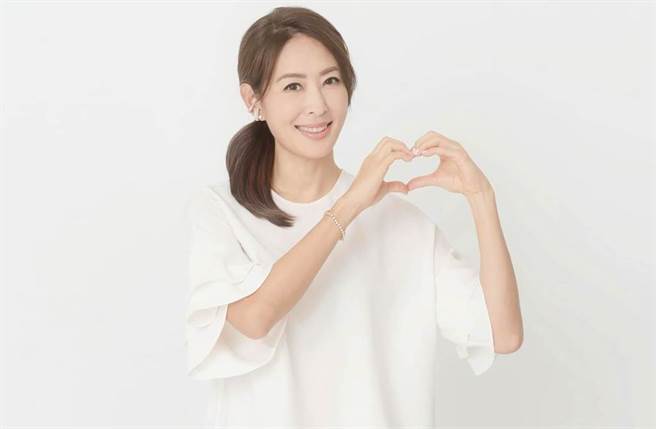 贾永婕不舍爱犬遭狗攻击，身体还被咬岀4个洞。（图／贾永婕的跑跳人生脸书）