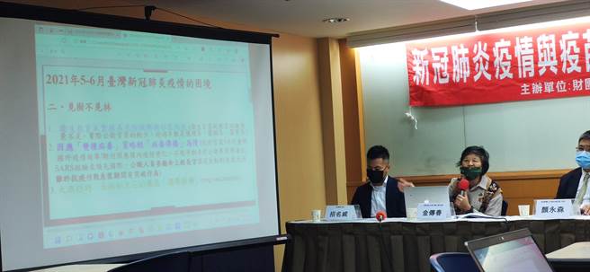 據草根影響力文教基金會調查指出，有48％的民眾認為行政院長蘇貞昌應為3＋11決策道歉，47％的民眾認為衛福部部長陳時中應為此決策道歉。（林良齊攝）