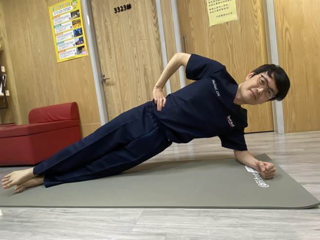 彰滨秀传减重与新陈代谢手术中心主任林建华主任示范居家核心运动，一手支撑身体另一手叉腰，透过腹部力量将身体维持一直线，维持约30秒后，再换另一手进行。（彰滨秀传提供／吴敏菁彰化传真）