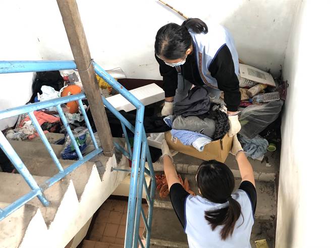 一群曾经接受花莲家扶中心帮助的受助青年、家庭，脱贫自立后成立家扶之友会，协助受助家庭「爱家房屋修缮」。（花莲家扶中心提供／王志伟花莲传真）