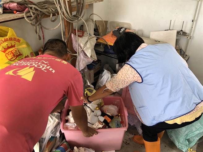 秀林乡文兰村受助户小恩（化名）家中长年堆满杂物、垃圾，屋内壁癌、门窗破损等问题严重，家扶之友会协助清扫收纳，将屋内每个空间彻底清洁。（花莲家扶中心提供／王志伟花莲传真）