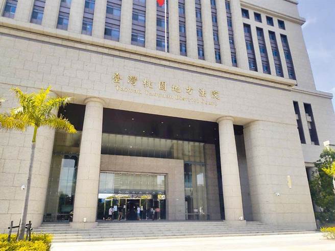 一对高中小情侣，忘情在凉亭内坏坏，附近一对父女檔，涉嫌当起当狗仔偷拍后PO爆料公社惨遭判刑。(中时资料库)