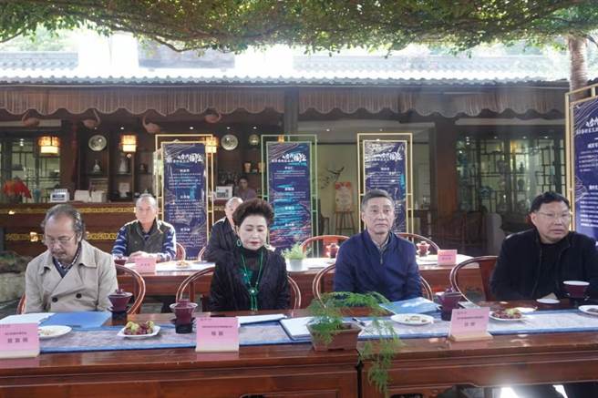 成都濃園視訊現場，左起為四川美協副主席管苠棡、四川省企業家文聯副主席楊麗、四川海促會秘書長白剛、四川美協副主席張躍進。（濃園提供）