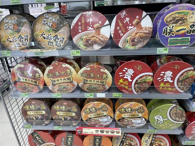 满汉大餐在全家的售价还是53元。（郭家崴摄）