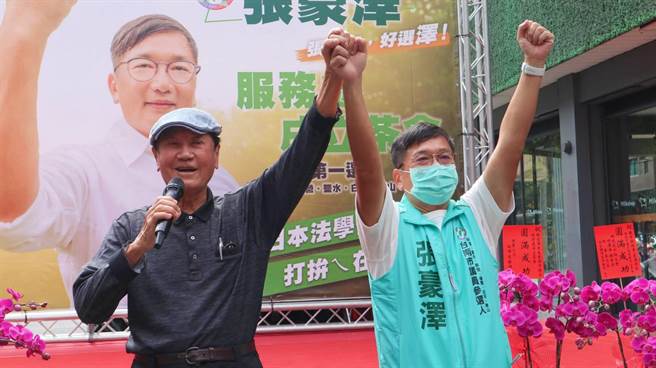 参加民进党台南市第1选区议员初选的台湾农权总会长张豪泽（右），30日成立竞选服务处，前台南县长陈唐山（左）现身力挺。（张毓翎摄）