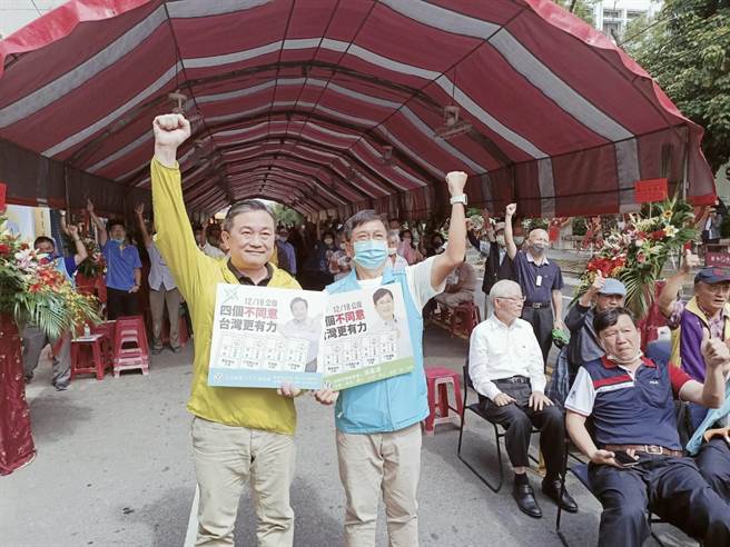 立委王定宇（左，黄色外套者）出席为张豪泽加油力挺，过程中不忘呼吁民眾1218四大公投，要全部不同意。（张毓翎摄）