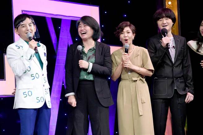 主持人黄子佼代替观眾问导演严艺文（左二）《俗女》第3季是否会诞生。（华视提供）