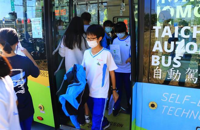 水湳自駕巴士市府於中科路及大鵬路約6公里路線運行，並開放民眾免費試乘測試。（台中市政府提供）