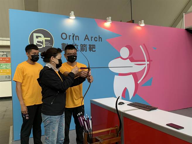 经济部长王美花（中）、奥运银牌选手汤智钧（左）体验科技箭靶。（赖佑维摄）