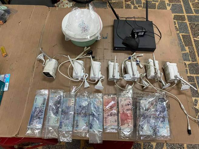 警方於現場查扣賭資新台幣19萬8720元、抽頭金17萬5000元、賭具、監視器、行動電話等物品。（大園警分局提供／陳夢茹桃園傳真）