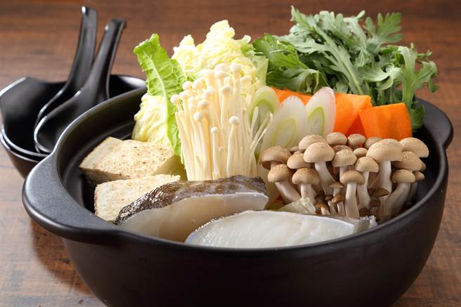 火锅最佳食材之一就是金针菇，除了调控胆固醇还有4好处。(示意图/Shutterstock)