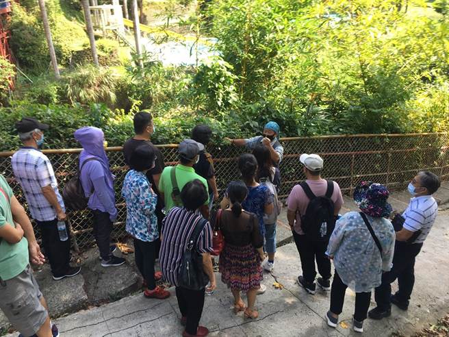 新竹縣政府舉辦培訓課程，協助業者在疫情後升級、轉型，培訓課程之一為生態導覽教學。（縣府提供／莊旻靜新竹傳真）