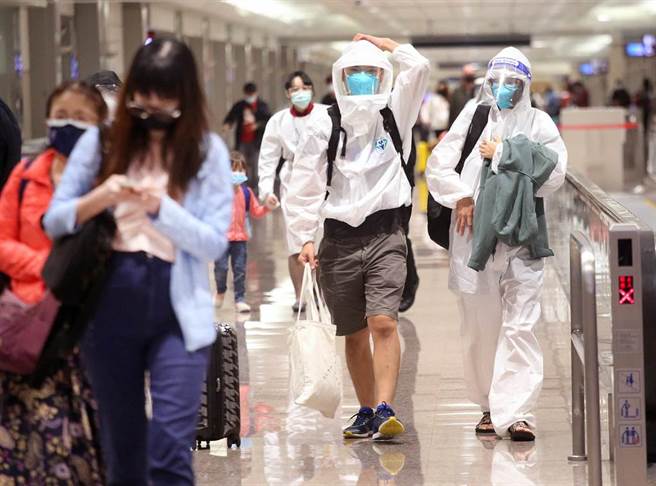 中央流行疫情指揮中心30日公布，國內新增7例新冠肺炎確定病例，均為境外移入，在桃園機場入境管制區內，剛下機的旅客準備通關入境。（范揚光攝）（圖中非新聞當事人）
