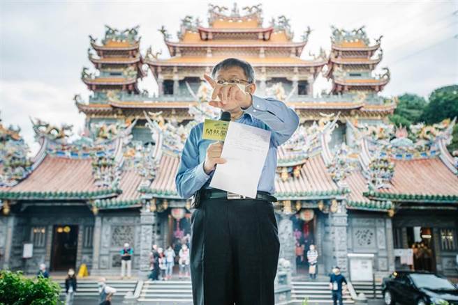 台北市長柯文哲30日出席關渡宮「2021鬧熱關渡節」開幕記者會後聯訪表示，按照目前疫苗施打速度，他估計COVID-19疫情在農曆新年前就會結束，所以疫苗護照很快就會上線，呼籲還沒打疫苗的人趕快去打。（郭吉銓攝）
