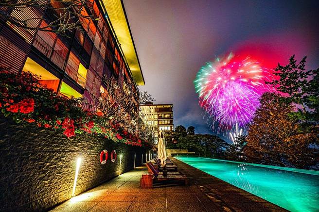 日月潭涵碧楼紧邻潭畔，能惬意饱览在水社码头施放的日月潭花火节烟火。（涵碧楼提供）