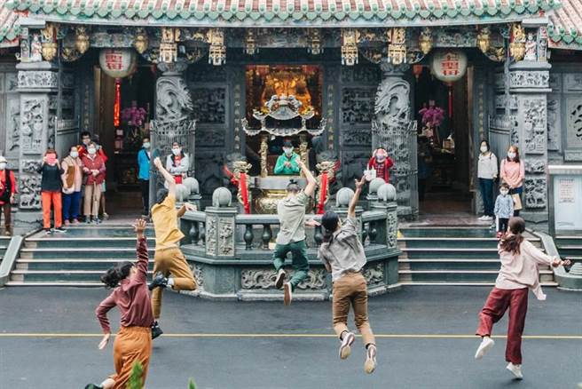 「2021鬧熱關渡節」30日在關渡宮舉行開幕記者會，主辦單位邀請壞鞋子舞蹈劇場與當地居民共舞。（郭吉銓攝）
