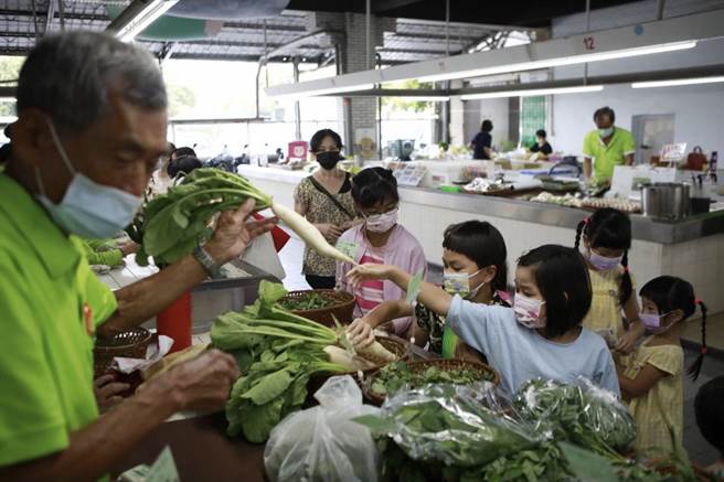 高雄市农业局为推广食农教育，带领小朋友到市场买菜。（高雄市农业局提供／林瑞益高雄传真）