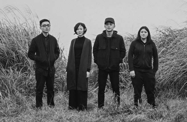 「草東沒有派對」蔡憶凡(左二)驚傳陳屍防疫旅館，得年26歲。(取自草東沒有派對微博)