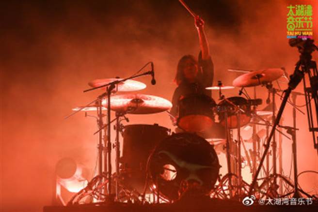 蔡憶凡本月初還在台上開心向粉絲打招呼。(取自太湖灣音樂節微博)