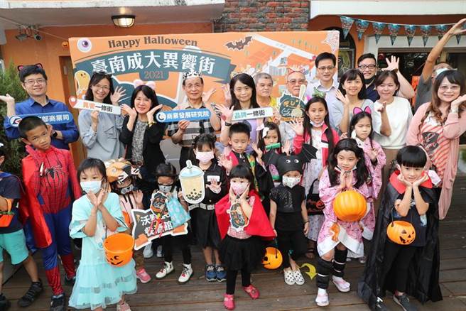 经济部商业司邀请民眾走访品牌一条街 喝奶茶享用异国料理。（图／经济部）