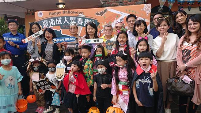 經濟部商業司長蘇文玲（後排中紫衣者）、商研院董事長許添財（後排左四）與商研院副院長張皇珍（後排左三）為成大18巷打造品牌一條街，定名為異饗街道。（程炳璋攝）