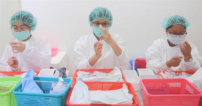 对于BNT疫苗是否开放混打，中央流行疫情指挥中心指挥官陈时中30日受访时透露，下个月疫苗接种还有很多波要开放，开放混打就在11月的计画之内。图为北荣医护人员30日中正纪念堂接种站医护人员用针管抽取BNT疫苗。（张铠乙摄）
