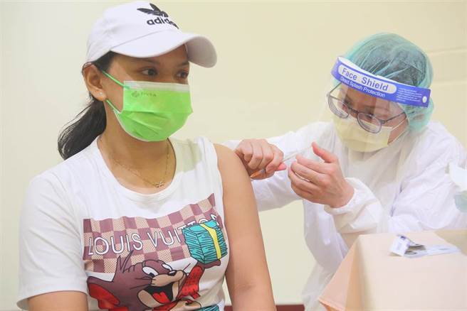 对于BNT疫苗是否开放混打，中央流行疫情指挥中心指挥官陈时中30日受访时透露，下个月疫苗接种还有很多波要开放，开放混打就在11月的计画之内。图为一位印尼移工30日在中正纪念堂接种站施打BNT疫苗。（张铠乙摄）
