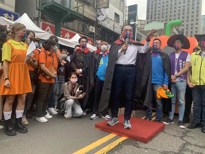 新北市长侯友宜出席「府中搞什么鬼」变装游行开幕。（王扬杰摄）