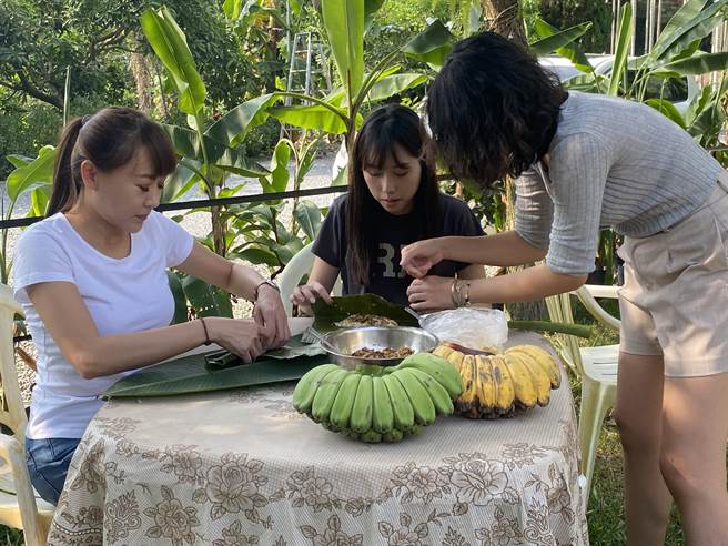 集集镇「集元果」观光工厂在体验游程中设计小小厨师活动，让大小朋友亲手砍蕉叶、烤蕉叶，自己动手制作原住民小米粽：阿拜。（冯惠宜摄）