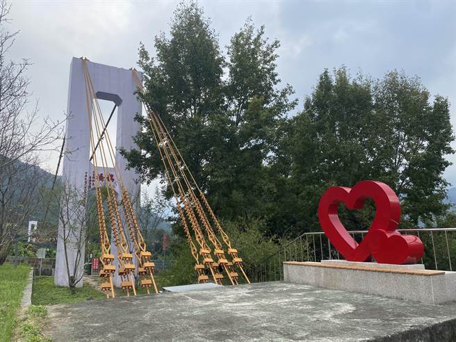 水里乡上安村境内还有南投县境内最长的单跨距吊桥「鹊桥」，桥身两侧吊着喜鹊图腾吸引有情人来此漫步谈情。（冯惠宜摄）