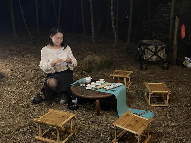 鹿谷乡的小半天休閒农业区孟宗竹林古战场更是国际巨星凯特布兰奇拍摄广告之地，体验游程特别选在古战场竹林设观星茶席。（冯惠宜摄）