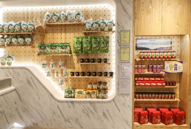 家乐福概念店店内的奶茶系列全面使用符合动物福利标章的「透明鲜乳」。（家乐福提供）