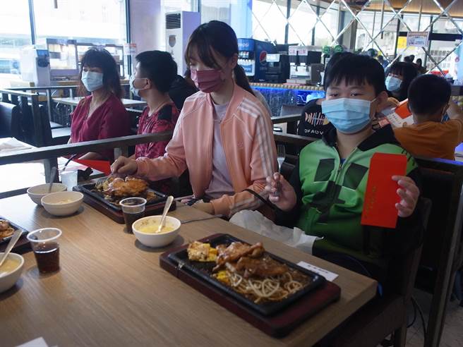 云林县家扶中心学童「拿奖状吃牛排」，请家人共享大餐。（张朝欣摄）