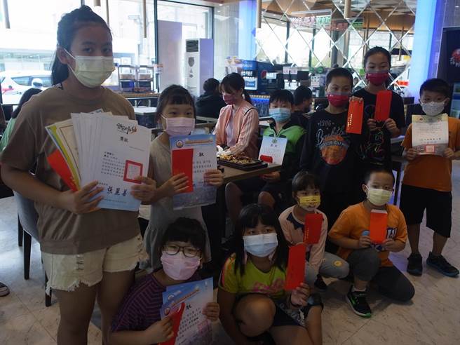 云林县家扶中心学童「拿奖状吃牛排」，请家人共享大餐。（张朝欣摄）