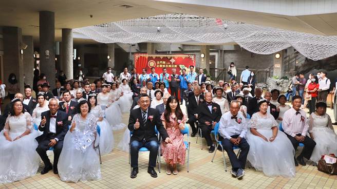 金门县府今天表扬18对结婚60年的钻石婚夫妻、43对结婚50年的金婚夫妻。（金湖镇公所提供）